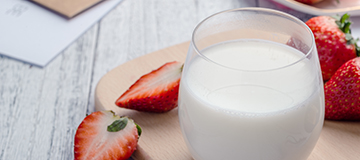 學(xué)生奶最適合孩子嗎?(圖1) 攝圖網(wǎng)_500744296_新鮮草莓牛奶(企業(yè)商用).jpg