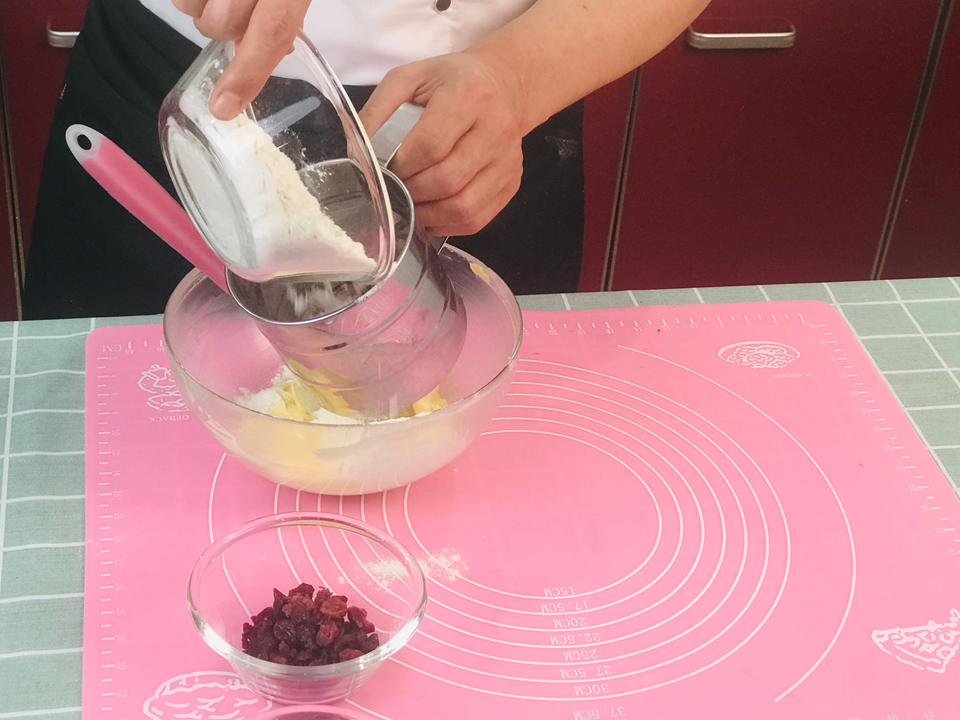 跟著唐人老師學做:美式蔓越莓餅干(圖3) image006.png