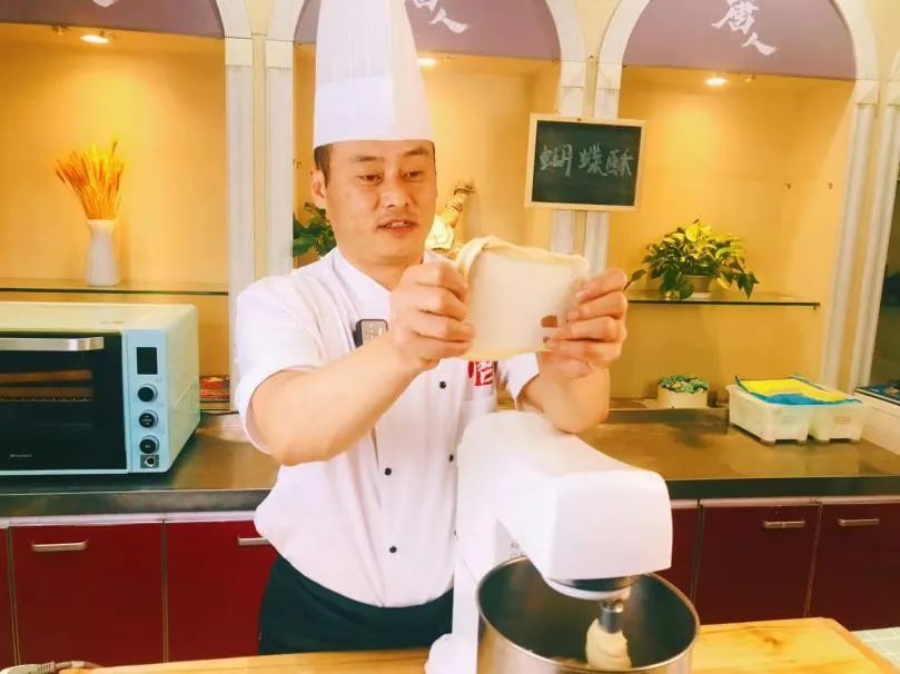 年輕人最愛的網(wǎng)紅店爆款，酥到掉渣的“蝴蝶酥”