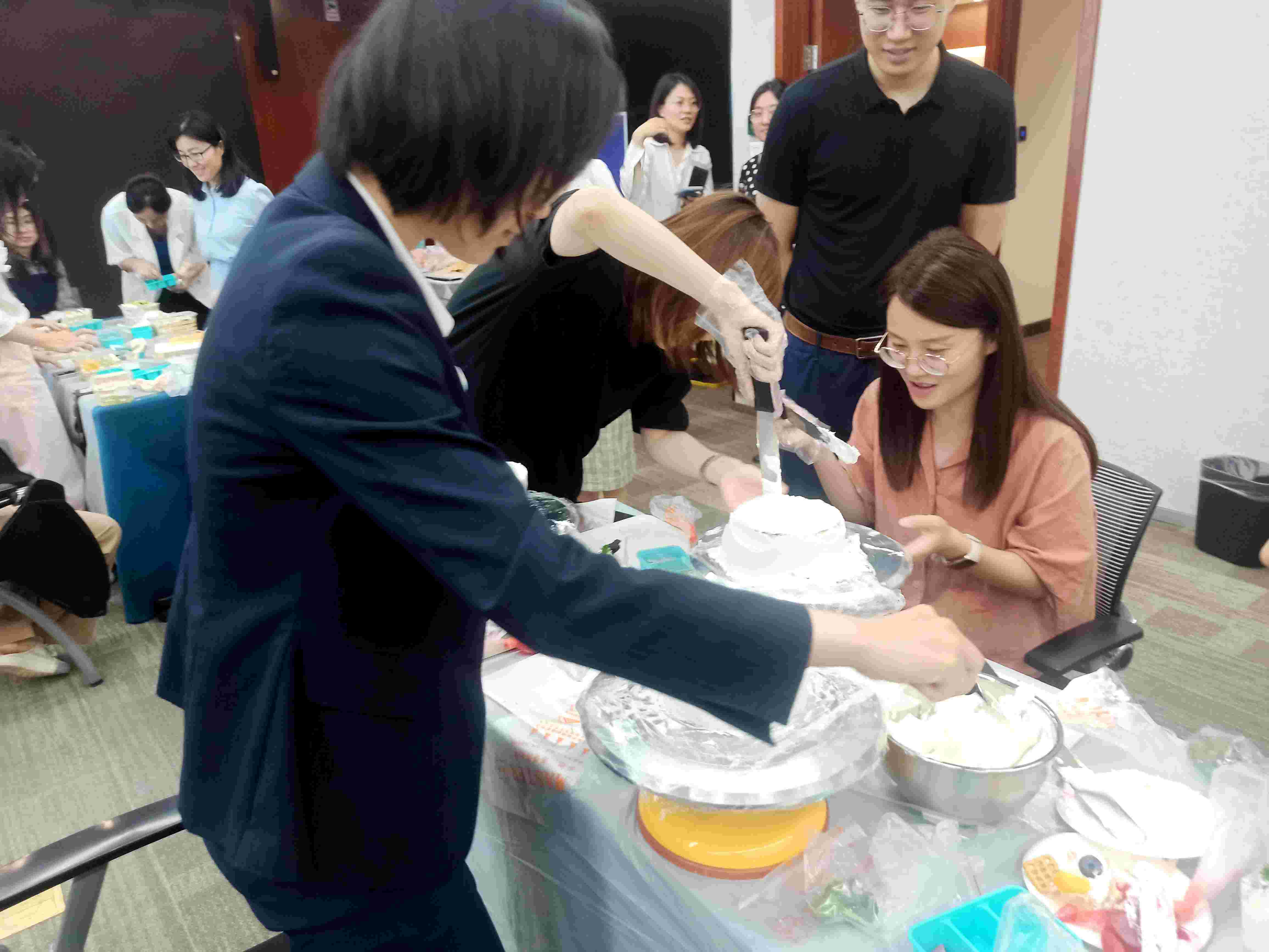 為單位舉辦西點體驗活動(圖3) 微信圖片_20230830120559.jpg